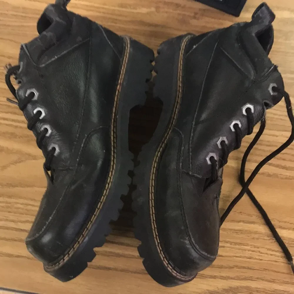 Bass size 10 black leather lace up boots great condition
